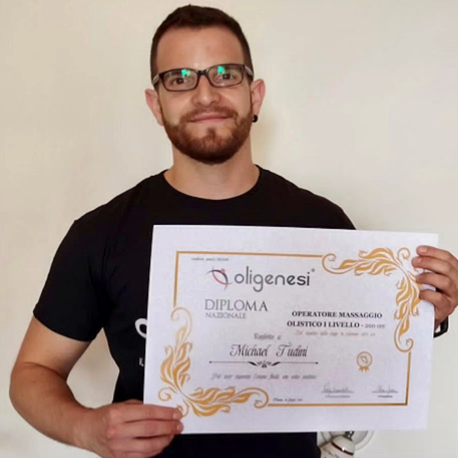 Diploma massaggiatore olistico foto di Michael Tudini Operatore Olistico che mostra il suo diploma