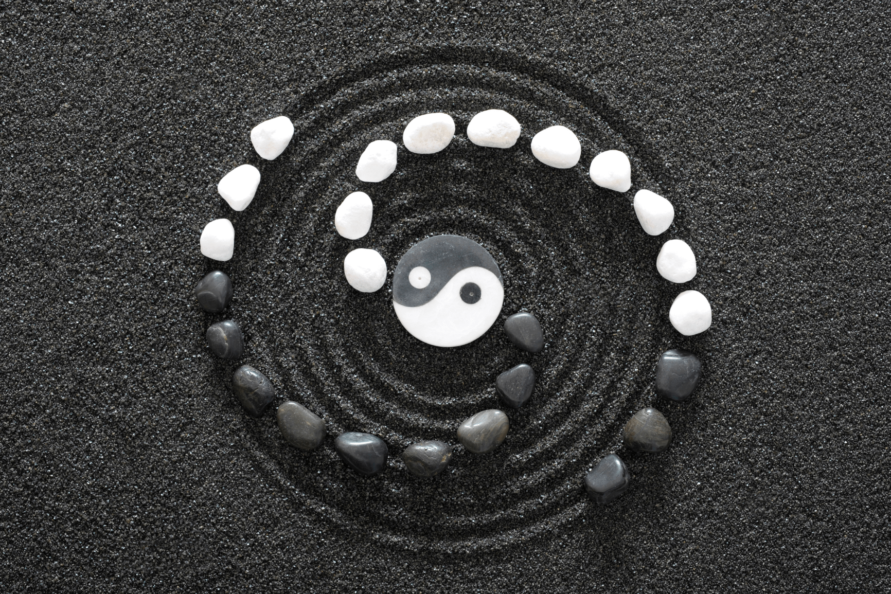 ao-min Simbolo Yin Yang sulla sabbia