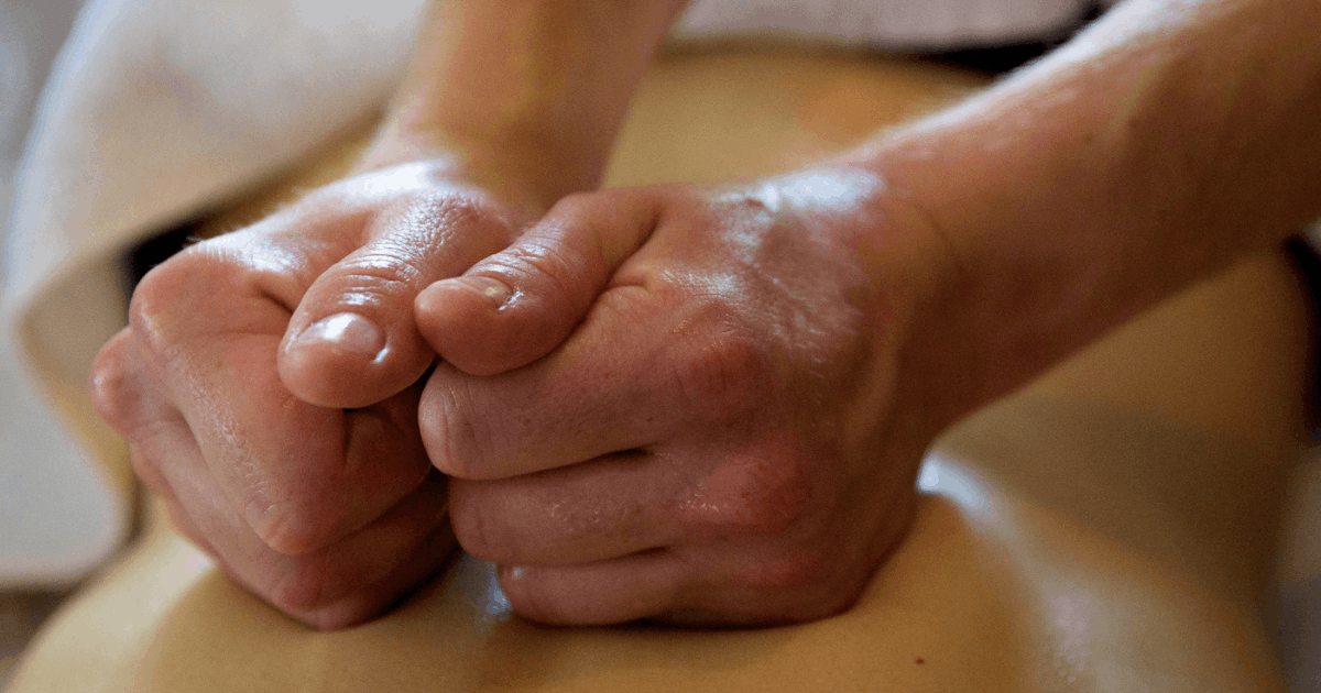 Mani che massaggiano a pugni